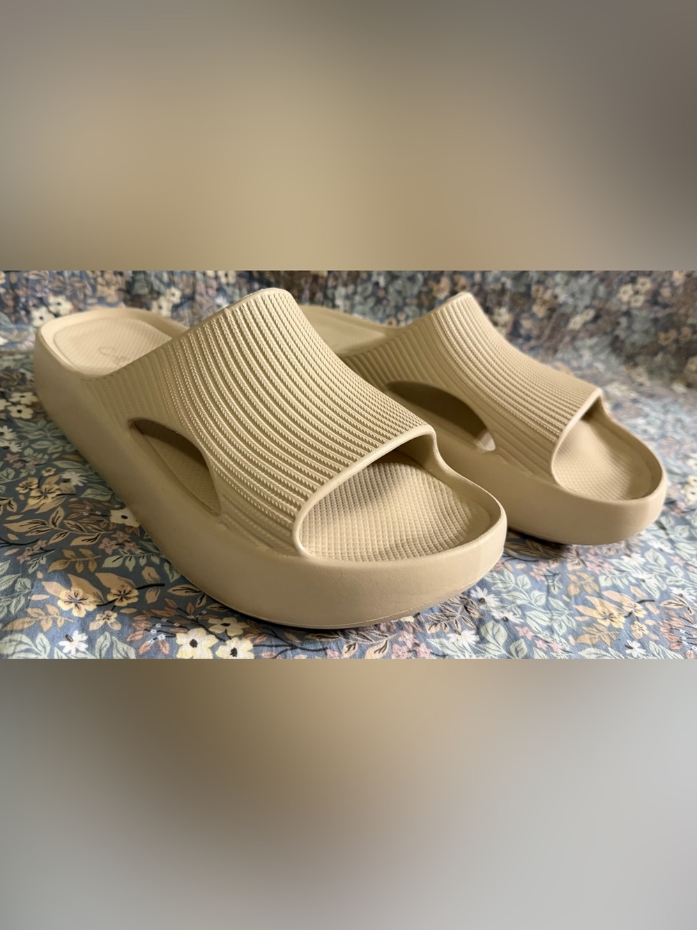 CALIA by Carrie Underwood Women's Tan Ribbed Slide Sandals